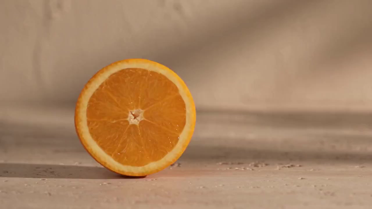 Meia laranja fatiada sobre superfície de pedra, luz natural