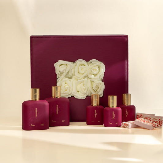 Lecmo The Purple Collection: os cinco frascos roxos com o estojo da casa ao fundo